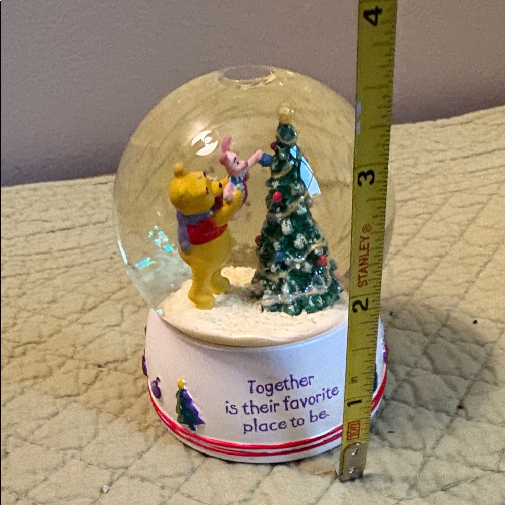 Hallmark 2006 Snow Globe Christmas Winnie The Pooh and Piglet. - Picture 5 of 5